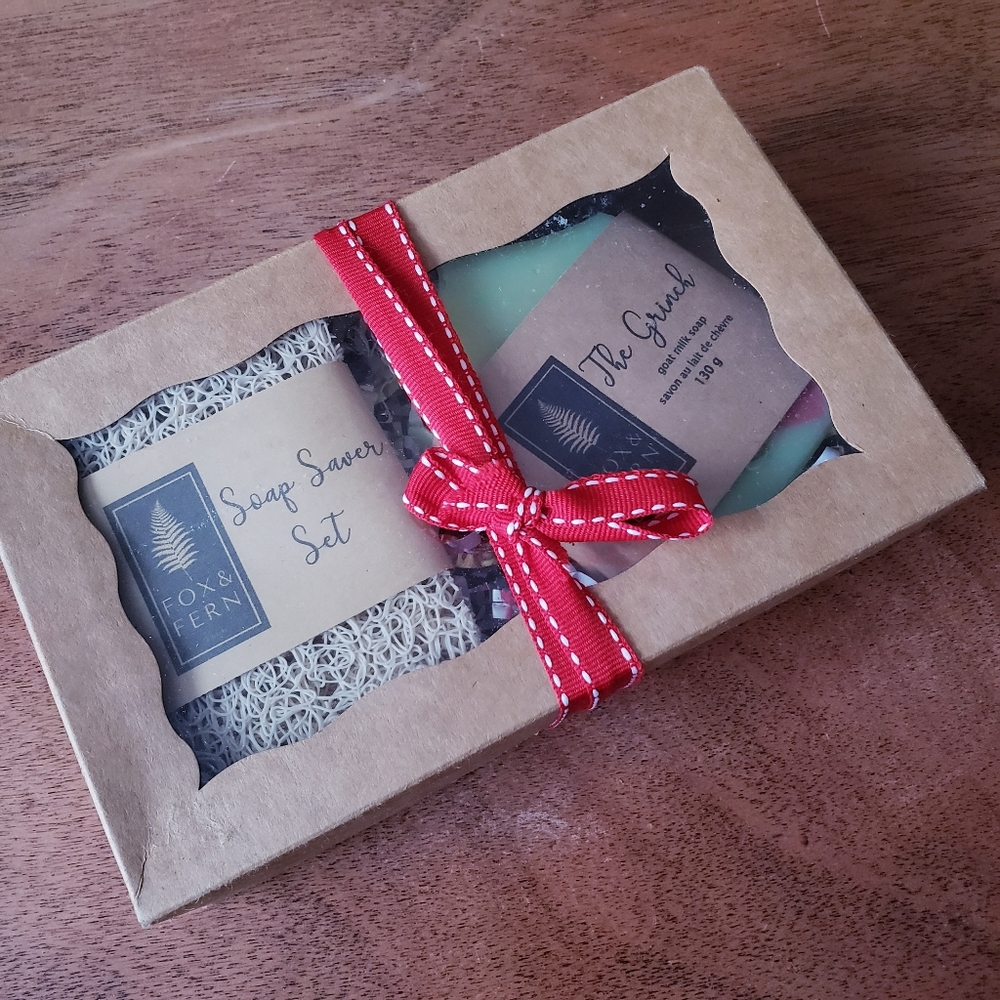 FOX & FERN NIB The Grinch Goat Milk Soap & Soap Saver Set